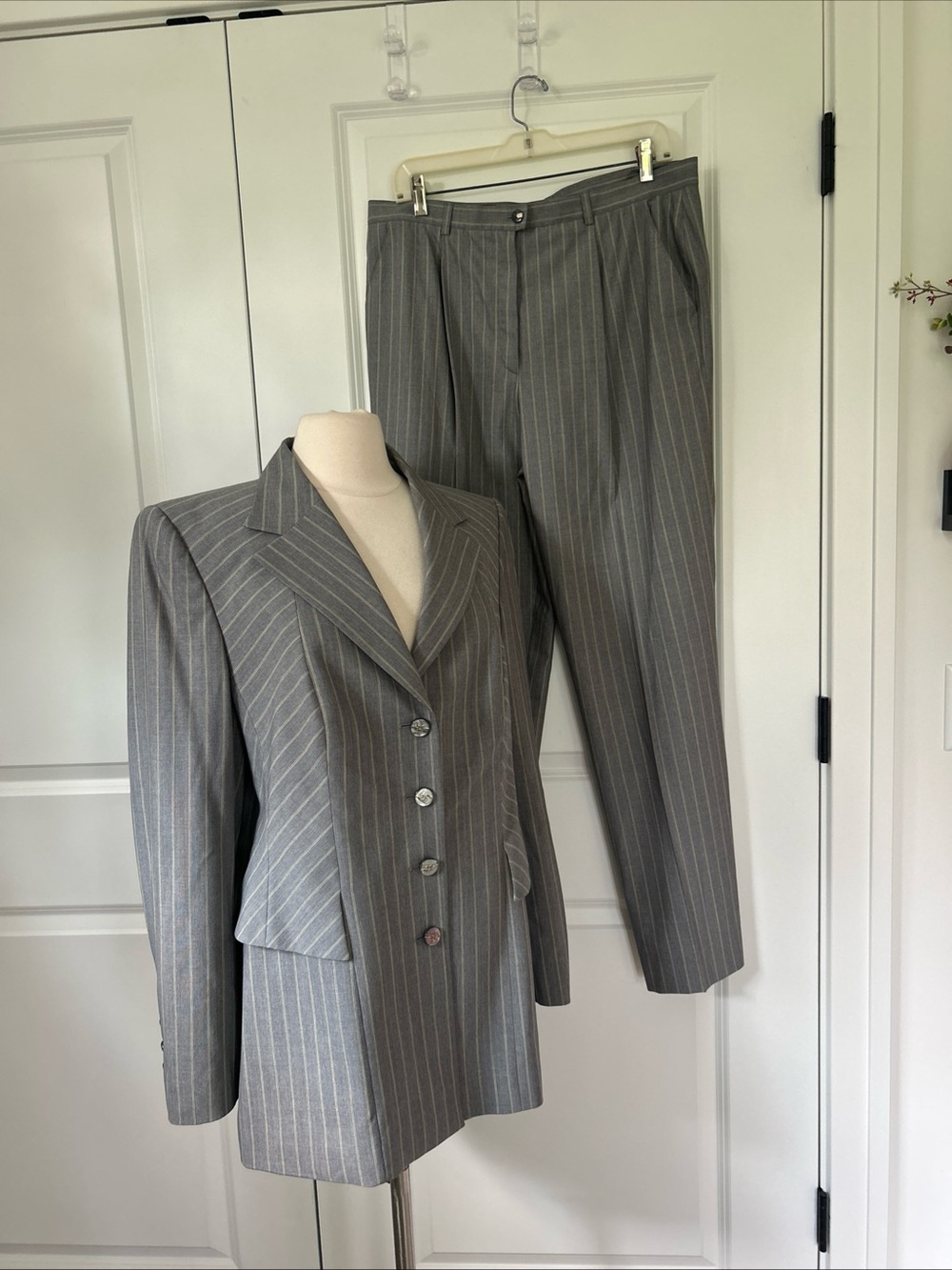 Vtg 90s ESCADA sz 44 US 14 XL Wool Silk Gray Yellow Pinstripe Suit Jacket Pants